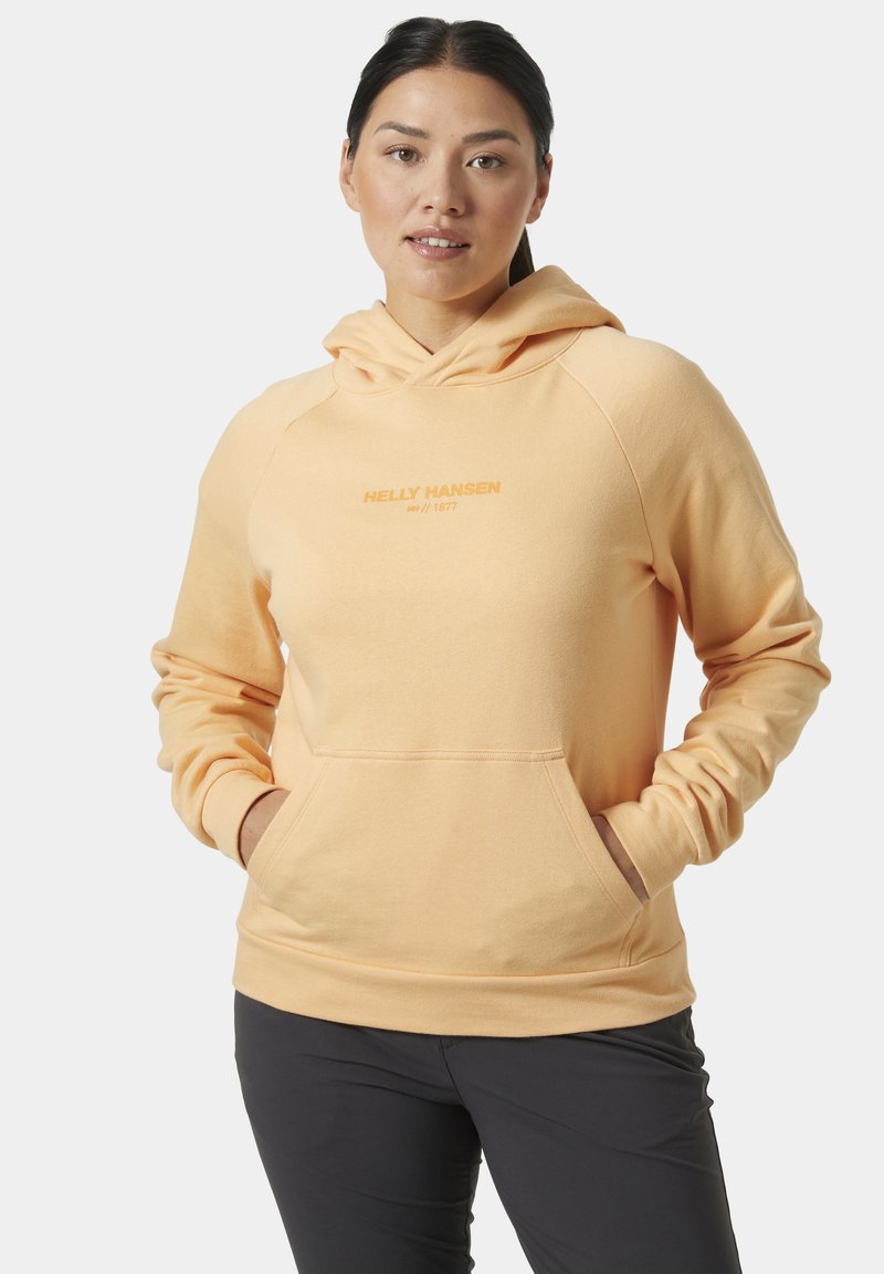 Brzoskwiniowa bluza z kapturem i kieszenią z przodu, z ozdobnym haftowanym logo marki. Miękka faktura, casualowy design i długie rękawy.