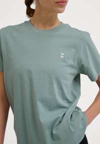Hummel T-shirts basic - chinois green