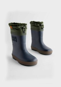 Bottes en caoutchouc imperméables de couleur bleu foncé avec un cordon de serrage vert et une semelle en caoutchouc marron. Semelle texturée pour une meilleure adhérence et tige ajustable.