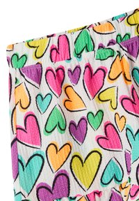 Primo piano di un tessuto bianco con superficie texturizzata, decorato con cuori colorati in rosa, arancione, giallo, verde, blu e viola, contornati di nero.
