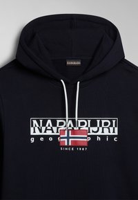 Tmavě modrá mikina s kapucí vyrobená z bavlněné směsi, s logem "NAPAPIJRI", bílými šňůrkami a grafikou norské vlajky.