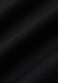 Czarna tkanina o fakturze z żebrowanym wzorem, z delikatnymi falami i gładką powierzchnią. Idealna do zastosowań w odzieży lub tapicerce.