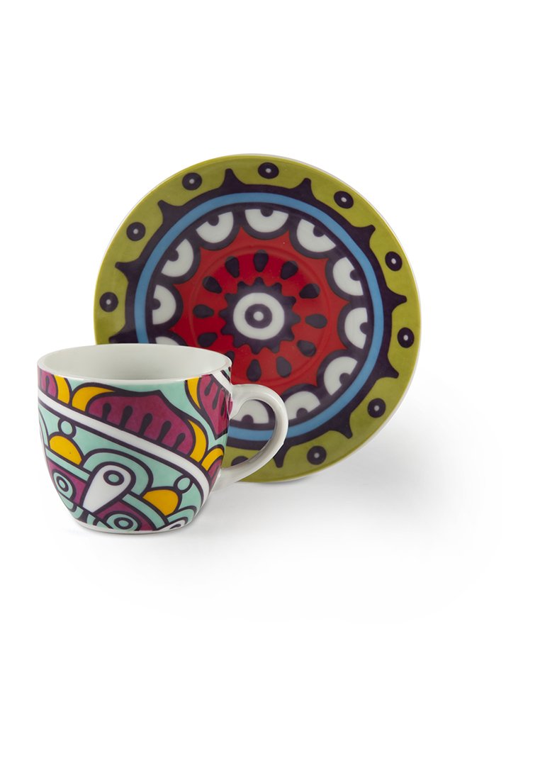 Färgglömd keramikmugg med abstrakta mönster i lila, gult och teal, i kombination med en matchande underkoppar med cirkulära röda, vita och gröna mönster.