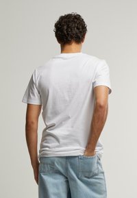 Mister Tee USA COLLEGE WORDING PATCH TEE - T-shirts print - white