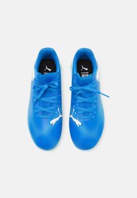 Scarpe sportive blu con tomaia testurizzata, dotate di logo Puma bianco, lacci rotondi, colletto imbottito e un design a gradiente.