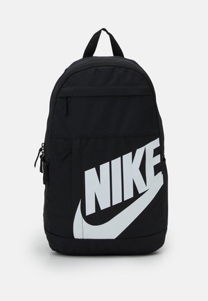 Sac à dos noir avec grand logo blanc Nike à l'avant, doté d'une poignée supérieure et de compartiments zippés sur fond uni.