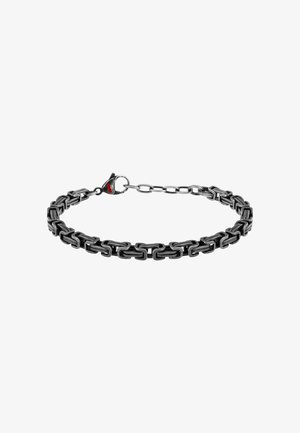 Bracciale in metallo nero con catena che presenta anelli rettangolari con una finitura texturizzata e un gancio a moschettone, arricchito da un piccolo dettaglio rosso.