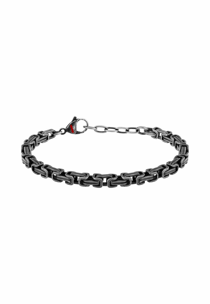 Bracciale in metallo nero con catena che presenta anelli rettangolari con una finitura texturizzata e un gancio a moschettone, arricchito da un piccolo dettaglio rosso.