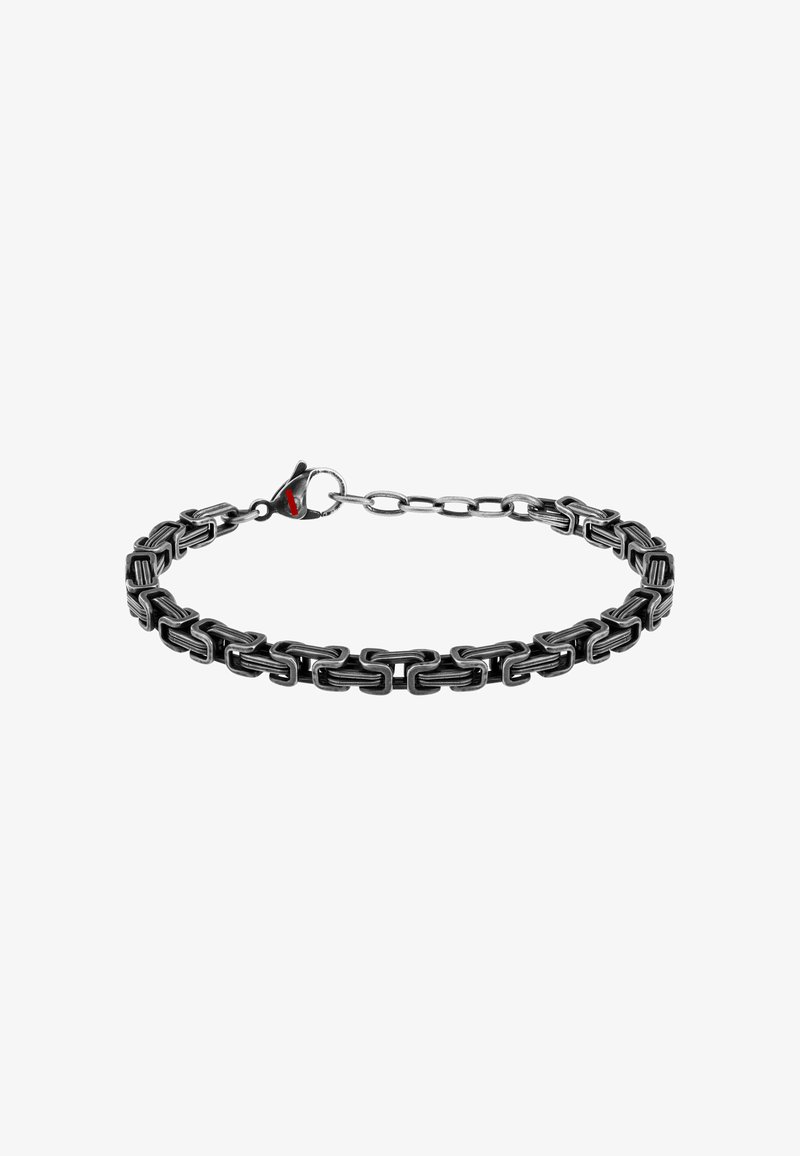 Bracciale in metallo nero con catena che presenta anelli rettangolari con una finitura texturizzata e un gancio a moschettone, arricchito da un piccolo dettaglio rosso.