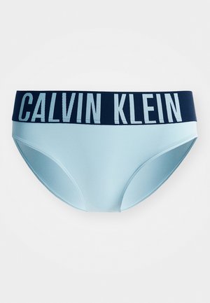 Svijetloplave ženske gaćice s tamnoplavim elastičnim pojasom na kojem je ispisan bijeli tekst "CALVIN KLEIN". Glatka tekstura, klasični kroj.