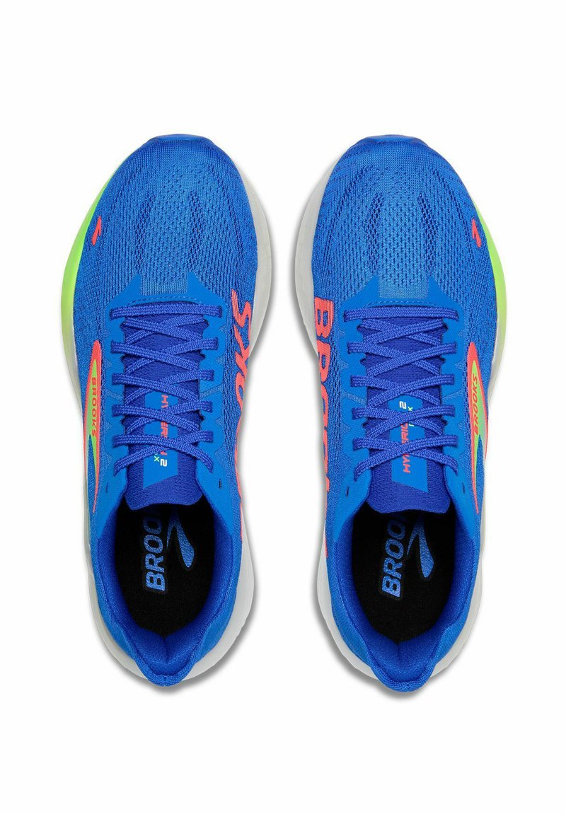 Zapatillas deportivas azules con parte superior de malla, que presentan acentos en naranja brillante y verde. Diseño con cordones y cuello y lengüeta acolchados. Suela ligera.