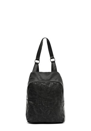 Mochila de cuero negro con diseño floral en relieve, correas ajustables para el hombro y un bolsillo frontal con cremallera. Superficie texturizada y forma elegante.