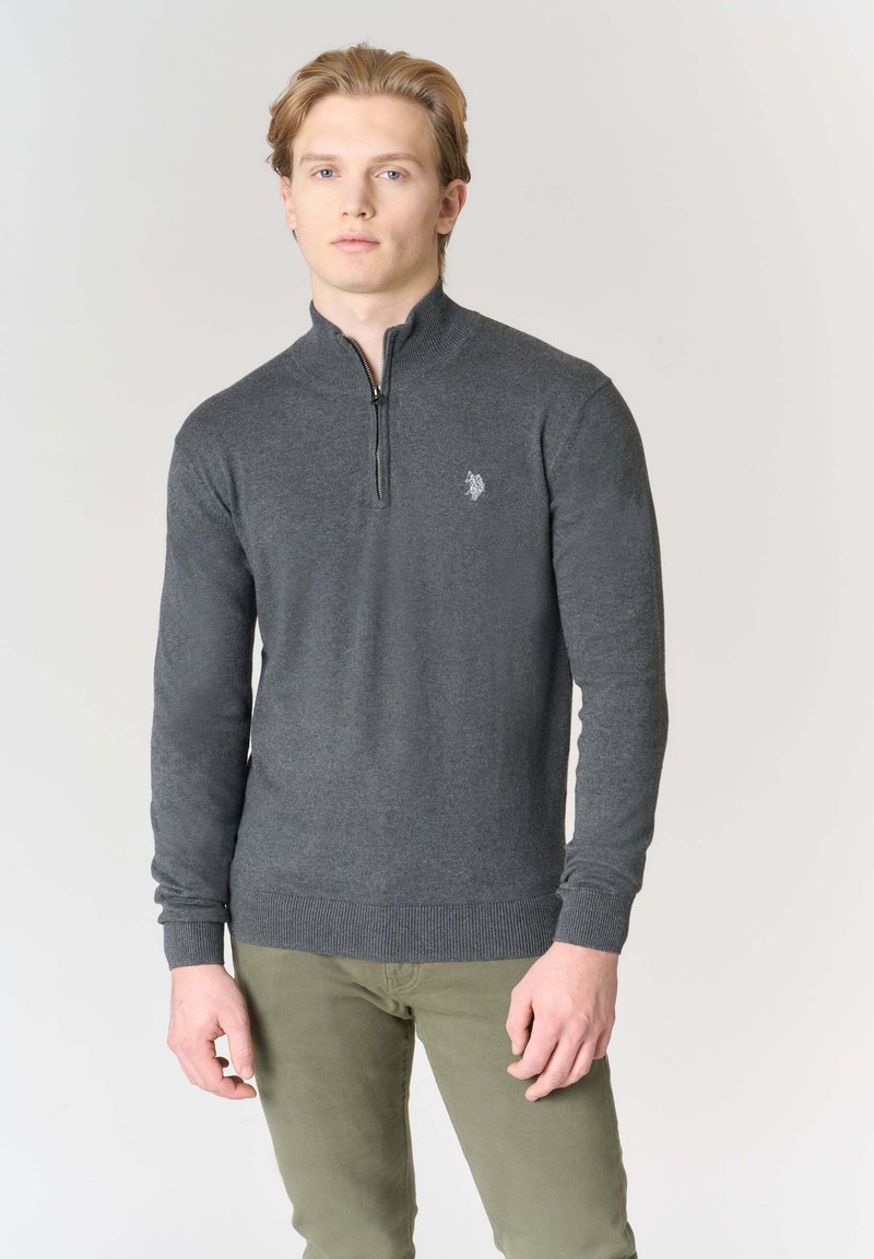 Maglione in maglia grigio carbone, collo con zip, polsini e orlo a coste, con piccolo logo ricamato sul petto.