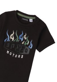 Czarna koszulka z krótkim rękawem z zielonym wykończeniem dekoltu oraz grafiką ognia w kolorach niebieskim, zielonym i srebrnym; biały napis "SPEED MOTORS" poniżej.