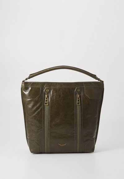 Borsa a mano in pelle verde scuro con una forma strutturata, caratterizzata da due zip frontali e un manico imbottito. Testura liscia con un leggero lucido.