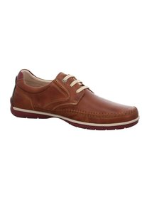 Braune Leder-schuh mit glatter Oberfläche, Schnürdesign, kontrastierender cremefarbener Naht und flexibler Gummisohle mit rotem Akzent.