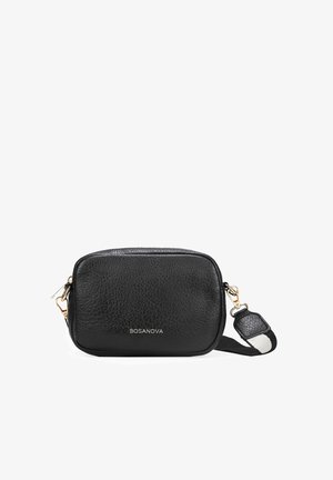 Bolso bandolera de cuero negro con una superficie texturizada, accesorios en oro y una correa desmontable con un acento de tela. Logo de la marca visible.