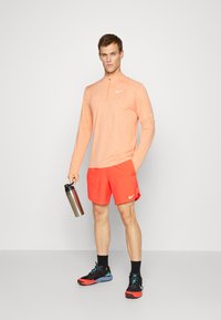 Nike Performance STRIDE - Calções desportivos - bright crimson/black