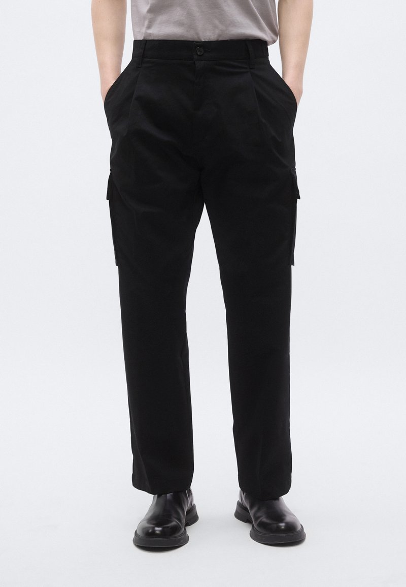 Mustad cargo-püksid, sirgete jalgadega, küljetaskute ja nööpidega, valmistatud tugevast puuvillast kangast.