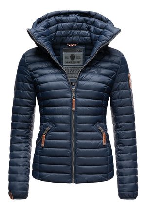 Giacca puffa blu navy con cappuccio, caratterizzata da un design trapuntato, tasche laterali con zip e dettagli in pelle. Tessuto leggero e testurizzato.