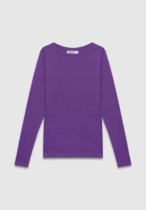 Camisa de manga larga morada en una tela suave y lisa con cuello redondo. Presenta un diseño básico sin patrones o adornos adicionales.