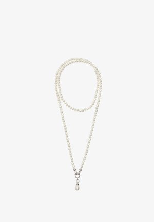 Naszyjnik z pereł o podwójnym sznurze, z gładkimi białymi perełkami i srebrnym zapięciem z akcentem w postaci perełki w kształcie łzy.