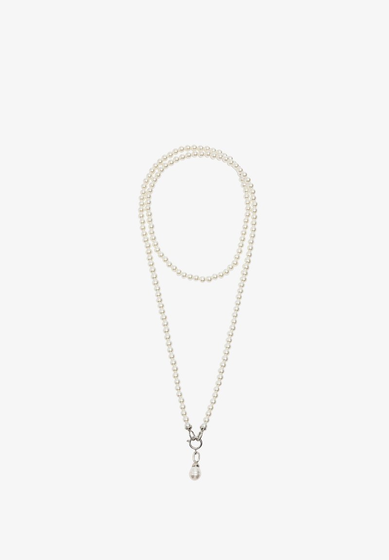 Naszyjnik z pereł o podwójnym sznurze, z gładkimi białymi perełkami i srebrnym zapięciem z akcentem w postaci perełki w kształcie łzy.