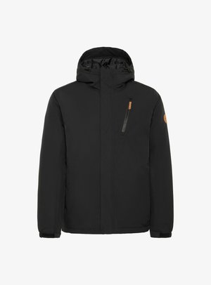 Zwarte waterdichte jas met capuchon, voorzien van een ritszak op de borst en een logopatch op de linkerarm. Gladde, matte textuur.