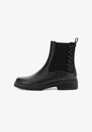 Černá kotníčková bota s elastickým bočním panelem a dekorativními rhinestones v oblasti paty, vybavená poutkem a nízkým blokovým podpatkem.