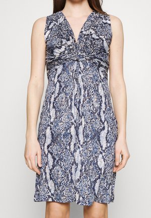 Sukienka bez rękawów z dekoltem w serek, sięgająca do kolan, wzór w niebiesko-biało-czarne motywy wężowe, z marszczeniem pod biustem.