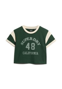 Grøn cropped t-shirt med cremefarvede ærmer, der har teksten "SUPERDRY 48 CALIFORNIA" i grå. Fremstillet af bomuld, kortærmet, rund hals.