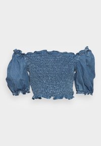 Haut en denim avec corps smocké et design décolleté. Manches bouffantes avec poignets élastiques, ourlet volé et nuances de bleu variées dans le tissu.