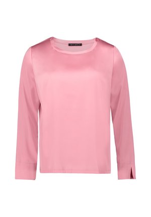 Różowy, satynowy top z długim rękawem, okrągłym dekoltem, bocznymi rozcięciami i gładką teksturą. Z boku dekoltu znajduje się mała metka z logo marki.