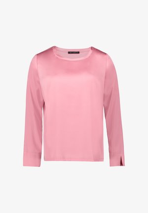 Haut rose en satin à manches longues avec un col rond, des fentes latérales et une texture lisse. Comprend une petite étiquette de marque au niveau du col.