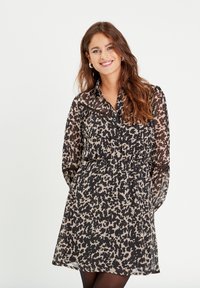 Robe à manches courtes en tissu noir transparent avec un motif animalier beige, boutonnière à l'avant et taille froncé pour un style décontracté.