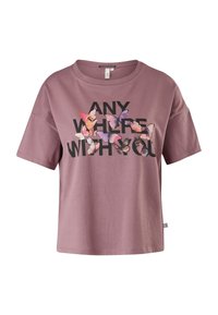 Růžové tričko s krátkým rukávem a kulatým výstřihem, na přední straně s černým nápisem "KDEKOLI S TOBÍ" a barevnými grafikami motýlů.