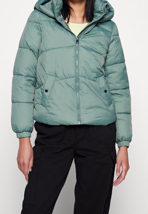 Světlounce zelená péřová bunda se zapínáním na zip, kapucí a dvěma bočními kapsami. Má prošívaný vzor a elastické manžety.