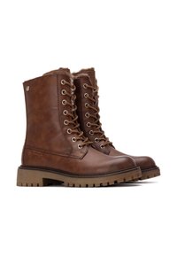 Botas de cuero marrón con cordones, acabado texturizado, cuello acolchado, ojales de metal y una suela de goma resistente para mayor tracción.