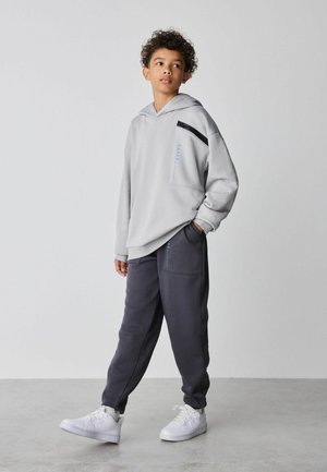 Baker by Ted Baker, REGULAR FIT - OVERSIZED ZIP POCKET HOODIE AND JOGGERS SET - Tracksuit - grey
