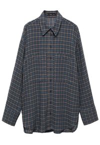 Chemise à manches longues, boutonnée, avec un motif à carreaux bleu et marron. Comprend deux poches avant et un col classique avec un ourlet droit.