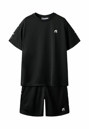 Ensemble de sport noir à manches courtes avec logo blanc sur la poitrine et sur le short, détails en texte blanc sur les manches et les côtés.
