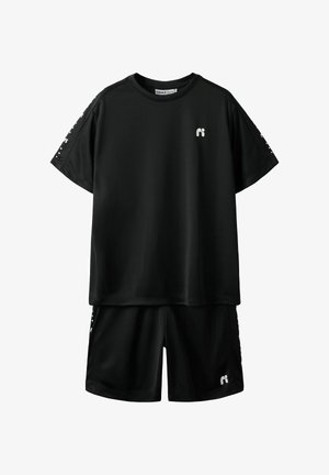 Ensemble de sport noir à manches courtes avec logo blanc sur la poitrine et sur le short, détails en texte blanc sur les manches et les côtés.