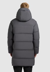 Szürke puffertöltött kabát magas gallérral és kapucnival, steppelt kialakítással és varrás nélküli anyaggal. Hátulról nézve lágy, sima textúra látható.