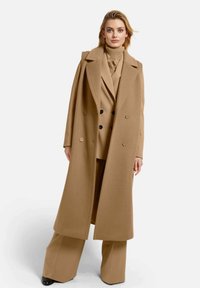 MADELEINE MIT KUSCHELIGEM ÄRMELLOSE IM LOOK - Weste - caramel