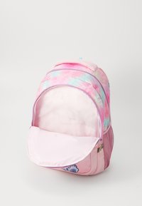Rosa Rucksack mit pastellfarbigem Blättermuster, offener Reißverschlussfronttasche und violetter Netzseitentasche vor einem weißen Hintergrund.