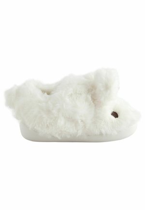 Chaussons blancs en peluche avec une texture duveteuse, une forme arrondie et de douces oreilles de lapin. Ils possèdent une semelle blanche unie et des accents de nez marron.