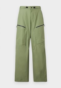 Pantaloni verzi de exterior dintr-un material ușor, cu talie înaltă, două buzunare frontale cu fermoar și detaliu cu logo pe coapsă.