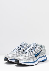 Nike Sportswear W NIKE P-3000 CNCPT - Sportcipő - metallic silver/white/black/team royal