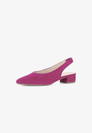 Magenta suède slingback schoen met puntige neus en lage blokhak, beige binnenvoering, tentoongesteld op witte achtergrond.