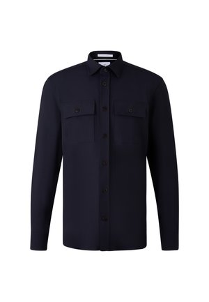 Chemise à manches longues bleu marine avec un col boutonné, deux poches poitrine et des boutons marron. Tissu lisse avec une coupe structurée.